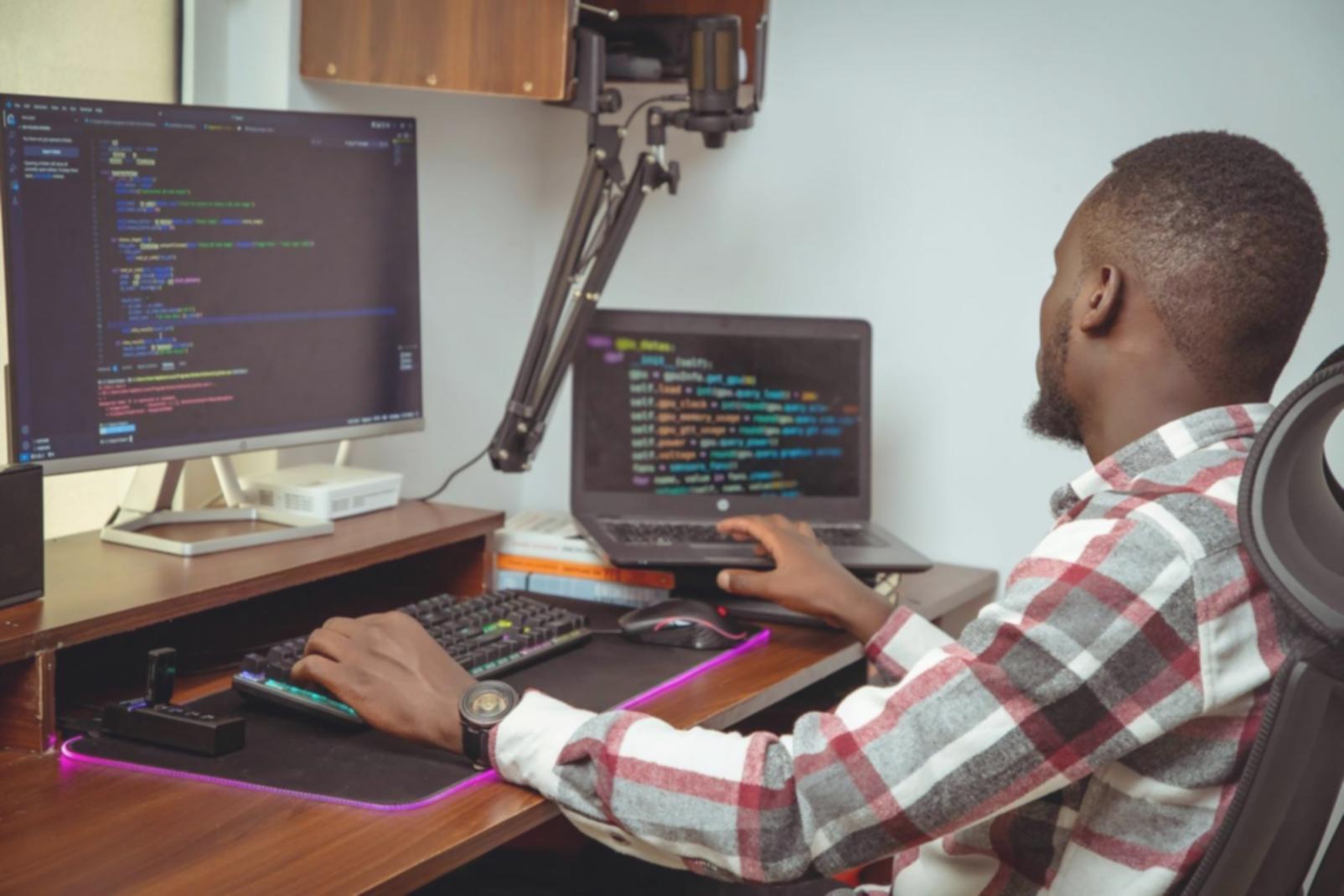 Workspace di design con schizzi e strumenti per la progettazione di layout web