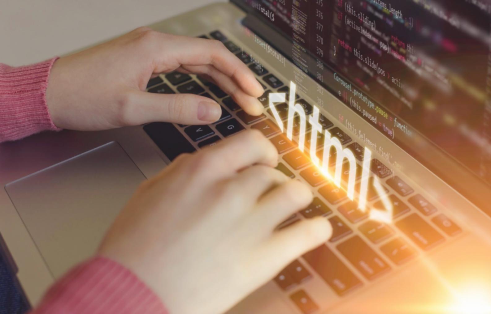 Workspace con schizzi di layout e strumenti di design